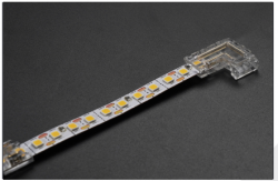 1.Aseta LED-nauha liitännän pidempää sivua pitkin ja paina kansi kiinni